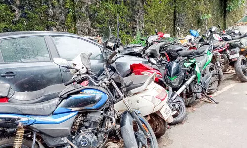 തൊണ്ടി വാഹനങ്ങൾ റോഡരികിലും; വീർപ്പുമുട്ടി പൊലീസ് സ്റ്റേഷൻ പരിസരങ്ങൾ