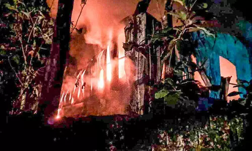 പാ​ല​ക്കു​ഴ​യി​ൽ ഗോഡൗണിൽ തീപിടിത്തം