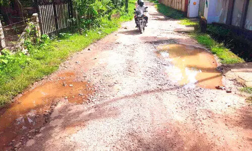 നടുവൊടിച്ച് മുതുകുളം പാണ്ഡവർകാവ്-പുളിയറ ജങ്ഷൻ റോഡ്