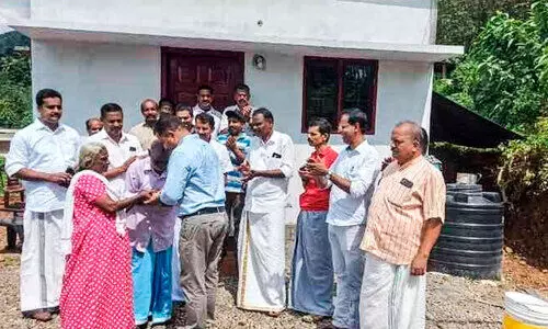 വാട്സ്​ആപ് കൂട്ടായ്മ കൈകോർത്തു; ഹമീദിനും ശോശാമ്മക്കും വീടിന്‍റെ തണൽ