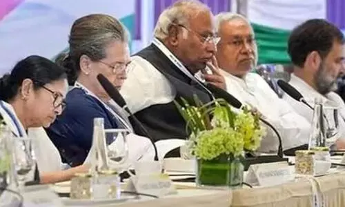 മുഖം കറുപ്പിച്ച്​ ഇൻഡ്യ മു​ന്ന​ണി​