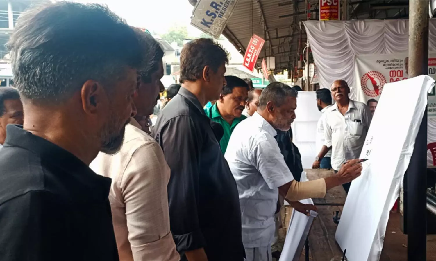 നവകേരള സദസ്: കോതമംഗലത്ത് കൂട്ട ചിത്രരചന സംഘടിപ്പിച്ചു