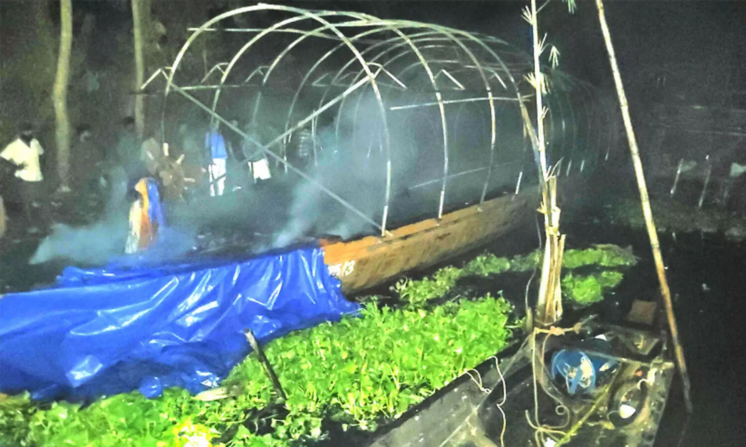 അറ്റകുറ്റപ്പണിക്കിടെ തീപിടിച്ച് രണ്ട് ഹൗസ് ബോട്ടുകൾ കത്തിനശിച്ചു