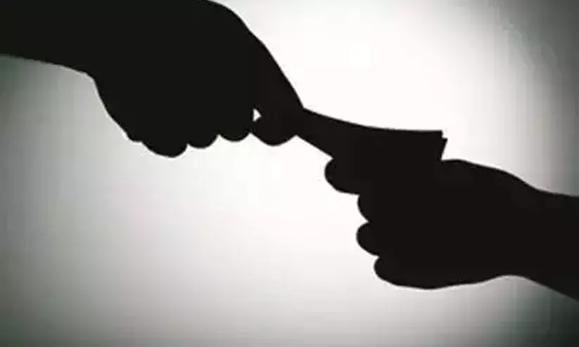 നിറമരുതൂർ സർവിസ് സഹകരണ ബാങ്ക് സെക്രട്ടറിക്കെതിരെ ആരോപണവുമായി കരാറുകാരൻ