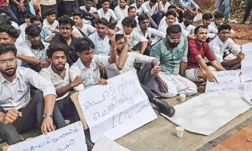 പൊ​ടി മൂ​ടി ക​ഞ്ഞി​പ്പു​ര-​മൂ​ടാ​ൽ ബൈ​പാ​സ്