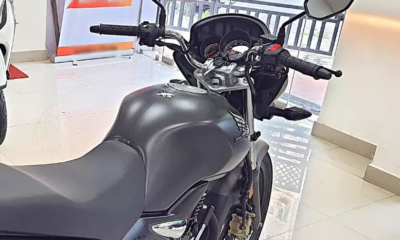 പഴയ മോഡൽ വാഹനം നൽകി; ഡീലർ ഒരു ലക്ഷം രൂപ നഷ്ടപരിഹാരം നൽകണമെന്ന് ഉത്തരവ് പഴയ മോഡൽ വാഹനം നൽകി; ഡീലർ ഒരു ലക്ഷം രൂപ നഷ്ടപരിഹാരം നൽകണമെന്ന് ഉത്തരവ്