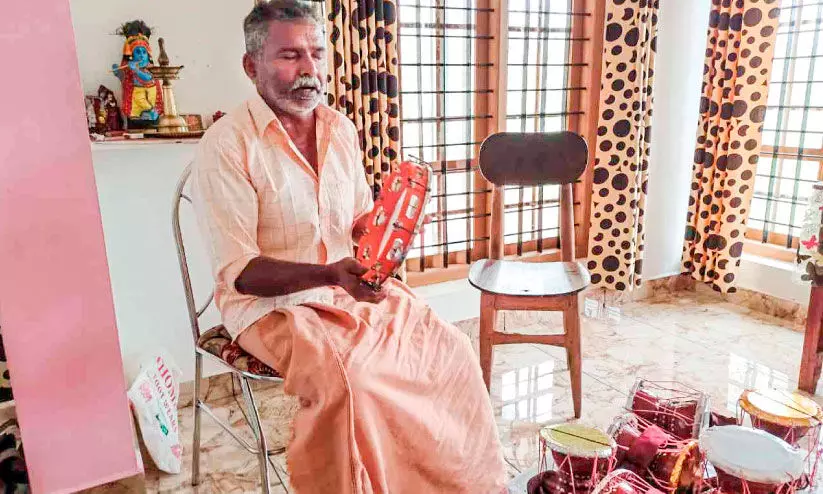 മണ്ഡലകാലമായതോടെ സംഗീതസാന്ദ്രമായി ഗോപിയാശാന്റെ വീട് മണ്ഡലകാലമായതോടെ സംഗീതസാന്ദ്രമായി ഗോപിയാശാന്റെ വീട്