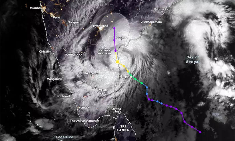 മിഗ്ജോം ചുഴലിക്കൊടുങ്കാറ്റ് തീരം തൊട്ടു; ആന്ധ്രയിൽ കനത്ത മഴ, എട്ട് ജില്ലകളിൽ റെഡ് അലർട്ട് മിഗ്ജോം ചുഴലിക്കൊടുങ്കാറ്റ് തീരം തൊട്ടു; ആന്ധ്രയിൽ കനത്ത മഴ, എട്ട് ജില്ലകളിൽ റെഡ് അലർട്ട്