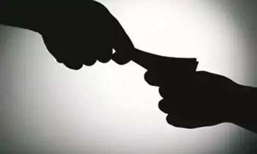 നിറമരുതൂർ സർവിസ് സഹകരണ ബാങ്ക് സെക്രട്ടറിക്കെതിരെ ആരോപണവുമായി കരാറുകാരൻ