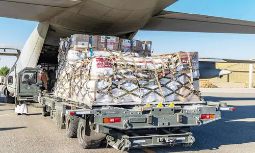 കു​വൈ​ത്ത് ആ​ശ്വാ​സം തു​ട​രു​ന്നു: ഗ​സ്സ​യി​ലേ​ക്ക് പു​ത​പ്പും ശീ​ത​കാ​ല വ​സ്ത്ര​ങ്ങ​ളും