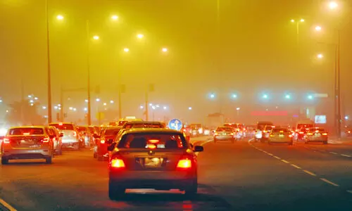 ഖ​ത്ത​റില്‍ ത​ണു​പ്പും മൂ​ട​ൽ​മ​ഞ്ഞും; റോ​ഡി​ൽ സൂ​ക്ഷി​ക്കു​ക