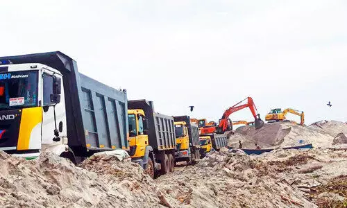 മണ്ണിന്റെ തലവേദന മാറാതെ തീരവാസികൾ മണ്ണിന്റെ തലവേദന മാറാതെ തീരവാസികൾ