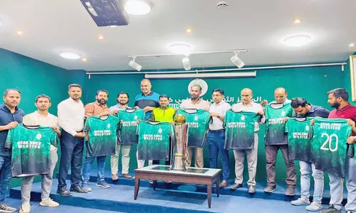 പി.​എം. ഹ​നീ​ഫ്‌ മെ​മ്മോ​റി​യ​ൽ ട്രോ​ഫി പ്ര​കാ​ശ​നം