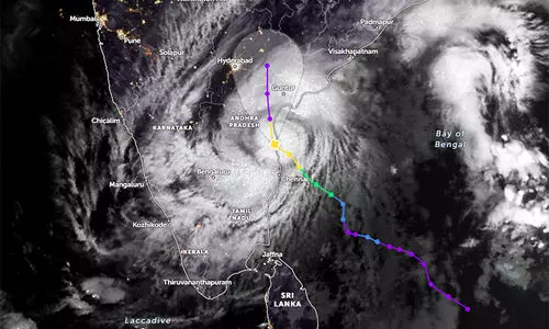 മി​ഗ്ജോം ചു​ഴ​ലി​ക്കൊ​ടു​ങ്കാ​റ്റ് തീരം തൊട്ടു; ആ​ന്ധ്രയിൽ കനത്ത മഴ, എട്ട് ജില്ലകളിൽ റെഡ് അലർട്ട്