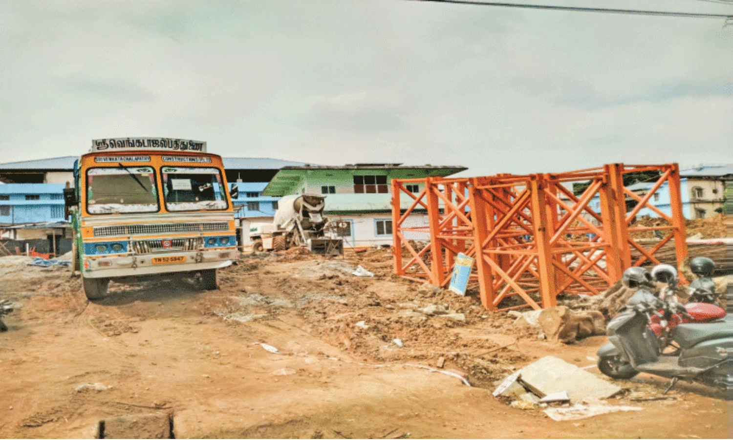 ജി​ല്ല ആ​ശു​പ​ത്രി​യി​ലെ നി​ർ​മാ​ണ പ്ര​വൃ​ത്തി​ക​ൾ