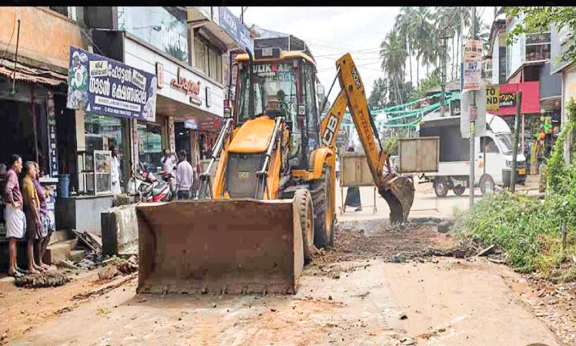 മലയോരപാത നിർമാണം; കാളികാവ് ജങ്ഷനിൽ ഗതാഗതക്കുരുക്ക് മലയോരപാത നിർമാണം; കാളികാവ് ജങ്ഷനിൽ ഗതാഗതക്കുരുക്ക്