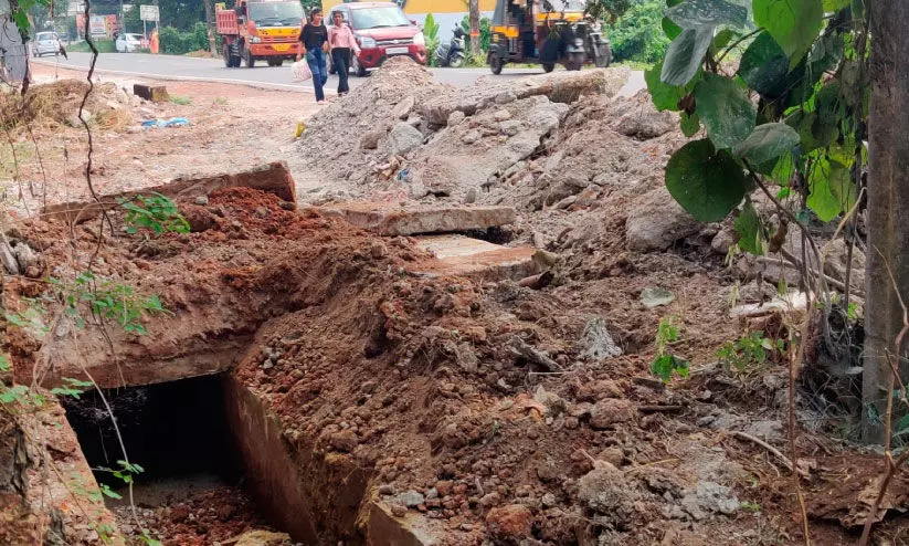 ദേശീയപാത വികസനം;  കോൺക്രീറ്റ് മാലിന്യം തോടുകളിൽ തള്ളുന്നു