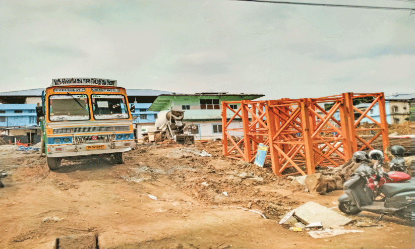 ജി​ല്ല ആ​ശു​പ​ത്രി​യി​ലെ നി​ർ​മാ​ണ പ്ര​വൃ​ത്തി​ക​ൾ