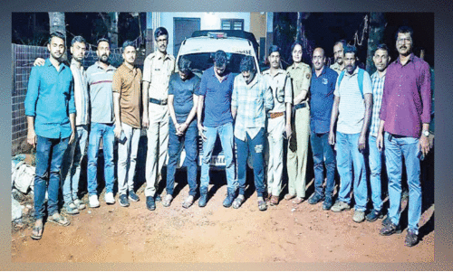 പി​ടി​കൂ​ടി​യ പ്ര​തി​ക​ളു​മാ​യി എ​ക്സൈ​സ് സം​ഘം