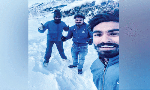 കൊ​ടു​മു​ടി​യി​ൽ​നി​ന്ന് ഓ​ട്ടോ​യി​ൽ കശ്മീ​രി​ലെ​ത്തി​യ സം​ഘം