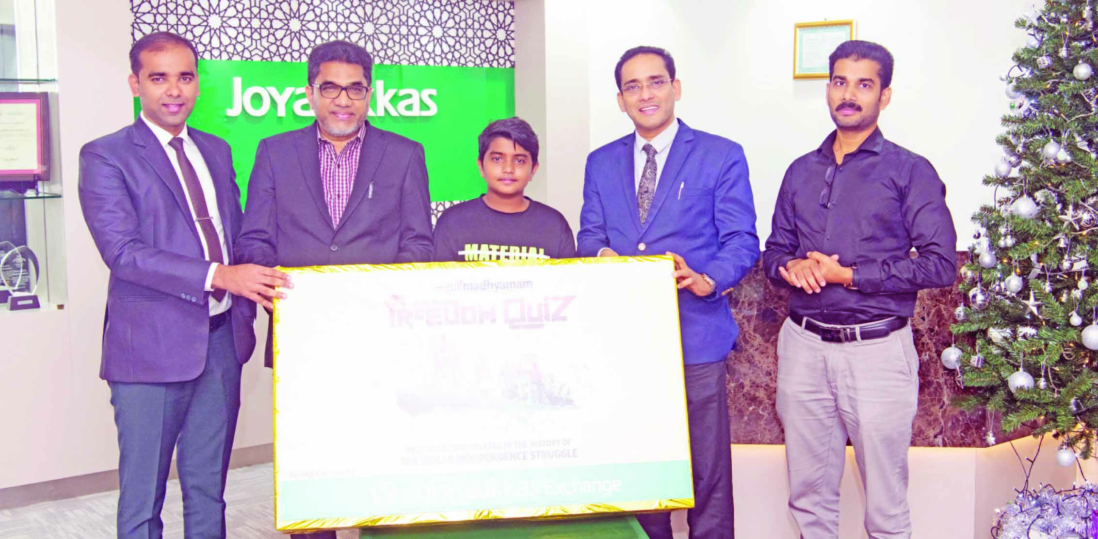 ‘ഗ​ൾ​ഫ്​ മാ​ധ്യ​മം’ ഫ്രീ​ഡം ക്വി​സ്​: മെ​ഗാ സ​മ്മാ​നം   വി​ത​ര​ണം ചെ​യ്​​തു