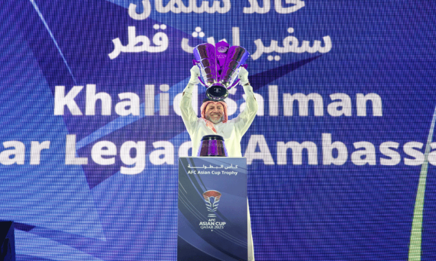 ഏ​ഷ്യ​ൻ ക​പ്പ് ട്രോ​ഫി​യു​മാ​യി മു​ൻ താ​രം ഖാ​ലി​ദ് സ​ൽ​മാ​ൻ