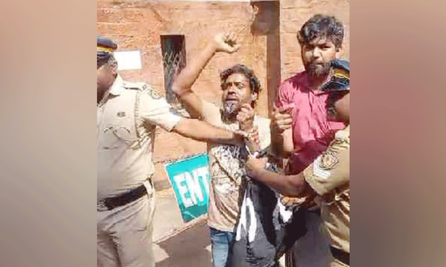 സവർണ സംവരണത്തിനെതിരെ ബാനർ ഉയർത്തിയവർക്ക്​ മർദനം