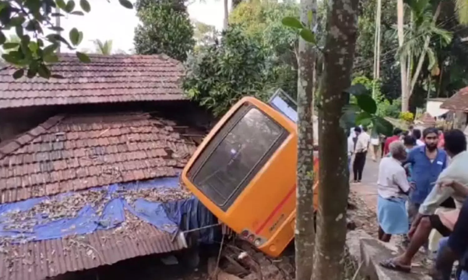 മലപ്പുറത്ത് സ്കൂൾ ബസ് നിയന്ത്രണംവിട്ട് മറിഞ്ഞു; 25 ഓളം വിദ്യാർഥികൾക്ക് പരിക്ക്