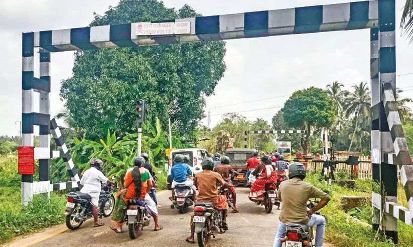 മ​ങ്ക​ര കാ​ളി​കാ​വ് റെ​യി​ൽ​വേ മേ​ൽ​പാ​ല നി​ർ​മാ​ണം എ​ങ്ങു​മെ​ത്തി​യി​ല്ല