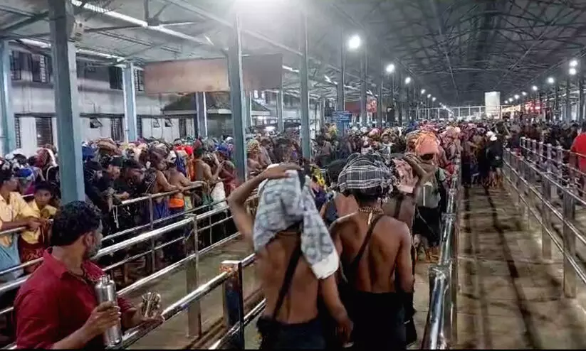 സന്നിധാനത്ത് ഭക്തജനത്തിരക്കേറുന്നു; ഇന്നും നാളെയും വെർച്ചൽ ക്യൂ വഴി ബുക്ക് ചെയ്തത് 90,000 പേർ സന്നിധാനത്ത് ഭക്തജനത്തിരക്കേറുന്നു; ഇന്നും നാളെയും വെർച്ചൽ ക്യൂ വഴി ബുക്ക് ചെയ്തത് 90,000 പേർ