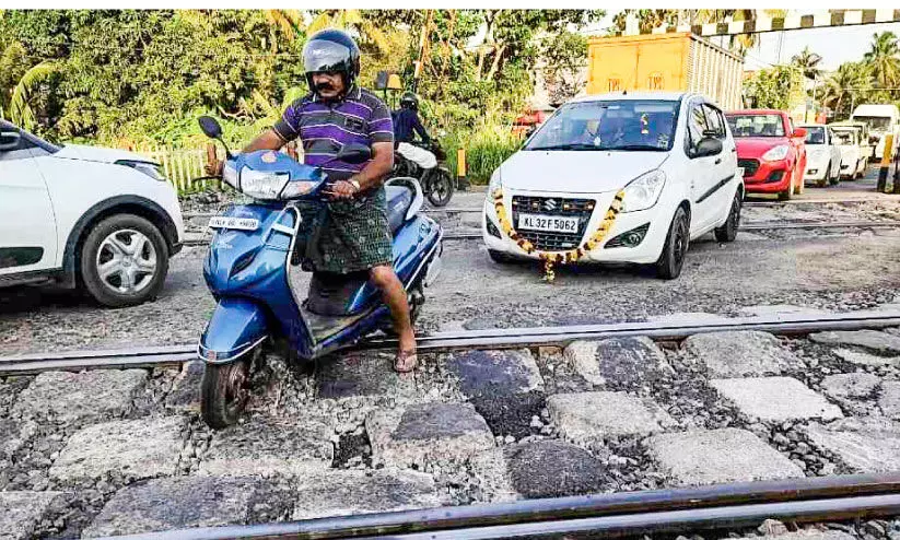 അപകട കവാടമായി തകഴി റെയില്വേ ക്രോസ് യാത്രക്കാർ ജാഗ്രതൈ... അപകട കവാടമായി തകഴി റെയില്വേ ക്രോസ് യാത്രക്കാർ ജാഗ്രതൈ...