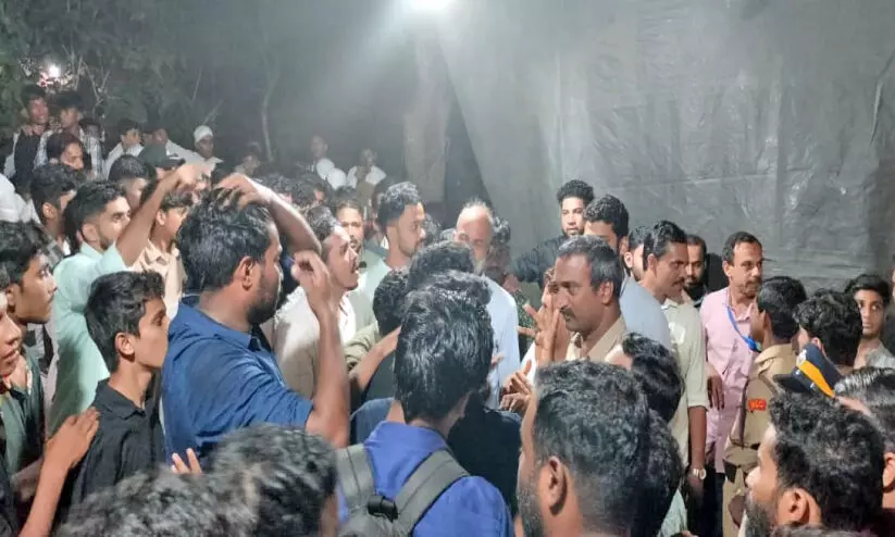 ദ​ഫ്മു​ട്ട് മ​ത്സ​രം ന​ട​ന്ന വേ​ദി​ക്ക​രി​കി​ൽ ടീം ​അം​ഗ​ങ്ങ​ൾ ബ​ഹ​ളം വെ​ച്ച​പ്പോ​ൾ