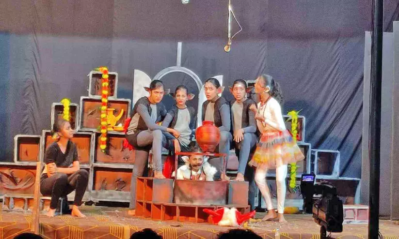 ഹൈ​സ്കൂ​ൾ വി​ഭാ​ഗം നാ​ട​ക മ​ത്സ​ര​ത്തി​ൽ ഒ​ന്നാം സ്ഥാ​നം നേ​ടി​യ ഓ​സ്ക​ർ പു​രു​ഷു നാ​ട​ക​ത്തി​ൽ​നി​ന്ന്