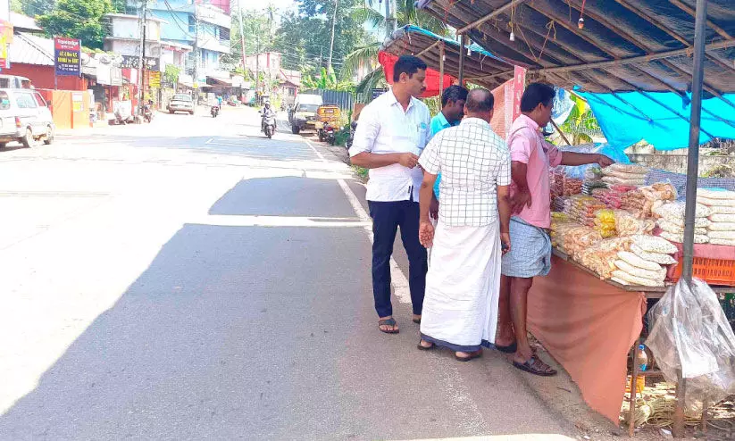 നവകേരള സദസ്സ്; കച്ചവടം ഒഴിയണമെന്ന് പൊലീസ് ആവശ്യപ്പെട്ടെന്ന് വ്യാപാരികൾ; ഇല്ലെന്ന് പൊലീസ് നവകേരള സദസ്സ്; കച്ചവടം ഒഴിയണമെന്ന് പൊലീസ് ആവശ്യപ്പെട്ടെന്ന് വ്യാപാരികൾ; ഇല്ലെന്ന് പൊലീസ്