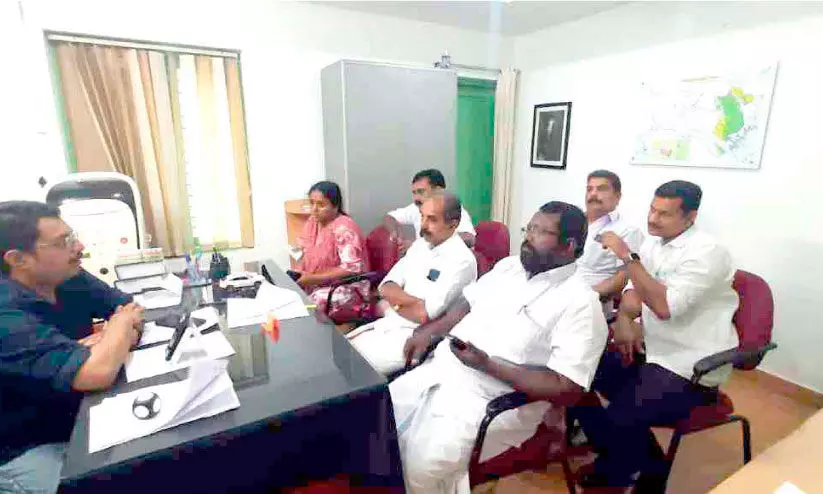 റേഞ്ച് ഓഫിസർ കുടിവെള്ള പൈപ്പിടൽ തടഞ്ഞു; റേഞ്ച് ഓഫീസറെ ജന പ്രതിനിധികൾ തടഞ്ഞുവച്ചു റേഞ്ച് ഓഫിസർ കുടിവെള്ള പൈപ്പിടൽ തടഞ്ഞു; റേഞ്ച് ഓഫീസറെ ജന പ്രതിനിധികൾ തടഞ്ഞുവച്ചു