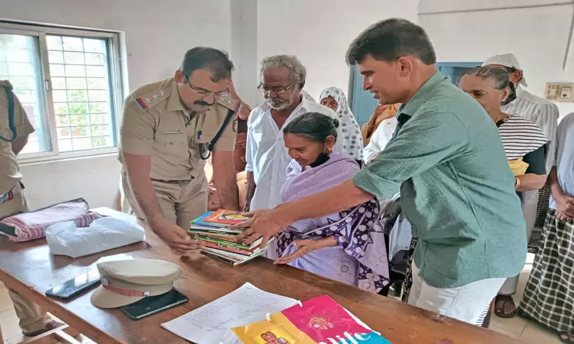 ദ്രൗ​പ​തി അ​മ്മ​ക്ക് പു​സ്ത​ക​ങ്ങ​ളു​മാ​യി   വ​യ​നാ​ട് ജ​ന​മൈ​ത്രി പൊ​ലീ​സ്