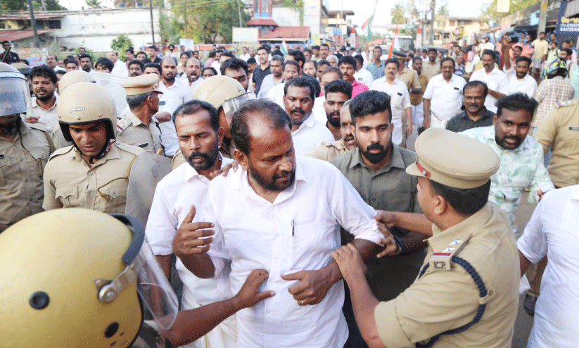 കരുവന്നൂരിൽ പട്ടിണി സദസ്സും നവകേരള സദസ്സിലേക്ക്​ കോൺഗ്രസ് മാർച്ചും