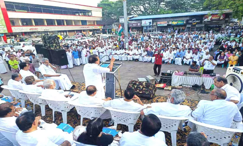 മന്ത്രിസഭ വന്നിട്ടും ഉദ്യോഗസ്ഥർ പരാതി വാങ്ങുന്നു -ചെന്നിത്തല