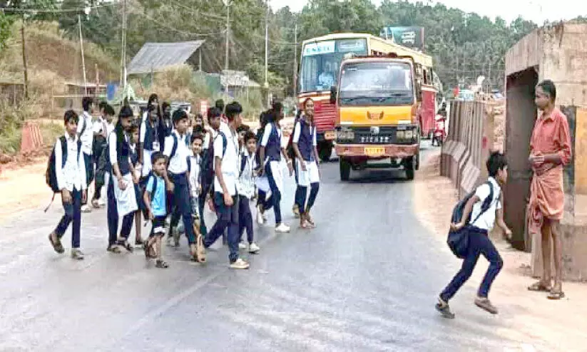 ചെറുവത്തൂർ കൊവ്വലിൽ കുട്ടികളെ ദേശീയപാത കടത്താൻ ആളില്ല ചെറുവത്തൂർ കൊവ്വലിൽ കുട്ടികളെ ദേശീയപാത കടത്താൻ ആളില്ല