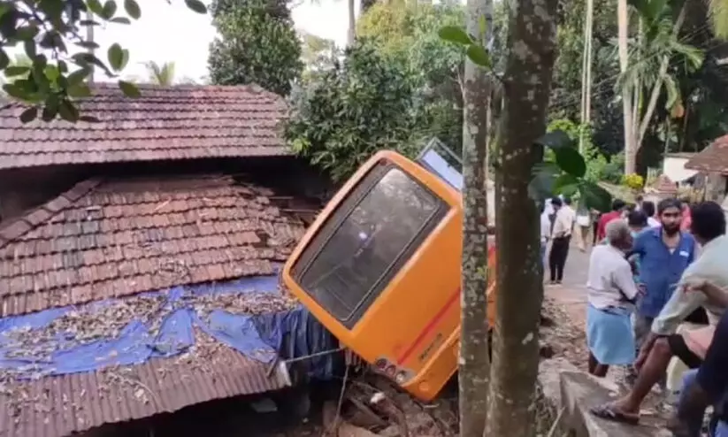 മലപ്പുറത്ത് സ്കൂൾ ബസ് നിയന്ത്രണംവിട്ട് മറിഞ്ഞു; 25 ഓളം വിദ്യാർഥികൾക്ക് പരിക്ക്