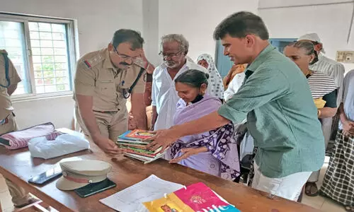 ദ്രൗ​പ​തി അ​മ്മ​ക്ക് പു​സ്ത​ക​ങ്ങ​ളു​മാ​യി   വ​യ​നാ​ട് ജ​ന​മൈ​ത്രി പൊ​ലീ​സ്