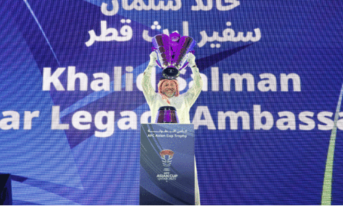 ഏ​ഷ്യ​ൻ ക​പ്പ് ട്രോ​ഫി​യു​മാ​യി മു​ൻ താ​രം ഖാ​ലി​ദ് സ​ൽ​മാ​ൻ