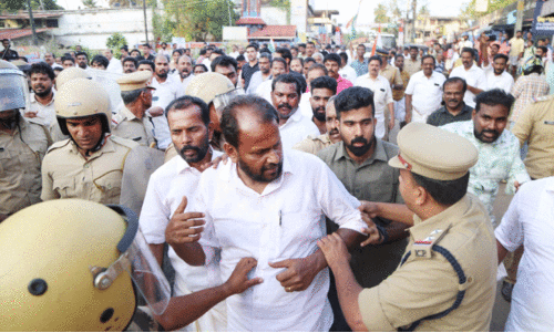 കരുവന്നൂരിൽ പട്ടിണി സദസ്സും നവകേരള സദസ്സിലേക്ക്​ കോൺഗ്രസ് മാർച്ചും