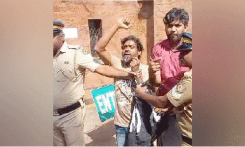 സവർണ സംവരണത്തിനെതിരെ ബാനർ ഉയർത്തിയവർക്ക്​ മർദനം