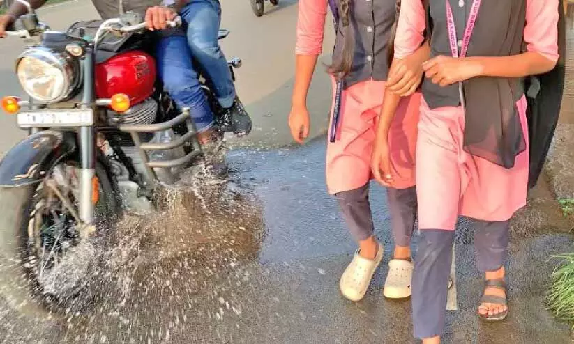 മേ​പ്പാ​ടി ടൗ​ണി​ൽ പൈ​പ്പ് പൊ​ട്ടി ഒ​ഴു​കു​ന്ന വെ​ള്ള​ത്തി​ലൂ​ടെ വാ​ഹ​നം  ക​ട​ന്നു പോ​കു​മ്പോ​ൾ വി​ദ്യാ​ർ​ഥി​ക​ളു​ടെ മേ​ൽ വെ​ള്ളം തെ​റി​ക്കു​ന്നു