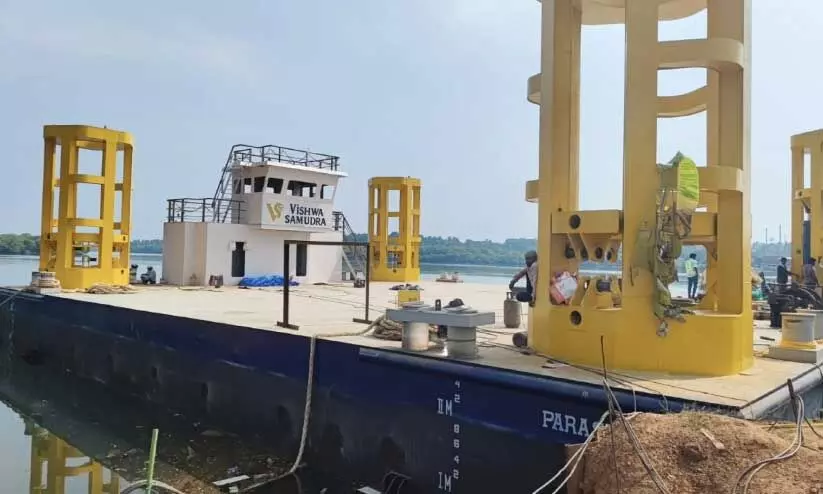 ദേ​ശീ​യ​പാ​ത ആ​റു​വ​രി​യാ​ക്കു​ന്ന​തി​ന്റെ ഭാ​ഗ​മാ​യി വ​ള​പട്ട​ണം പു​ഴ​യി​ൽ പാ​ലം നി​ർ​മി​ക്കു​ന്ന​തി​ന് ബാ​ർ​ജ് പു​ഴ​യി​ൽ ഇ​റ​ക്കി​യ നി​ല​യി​ൽ