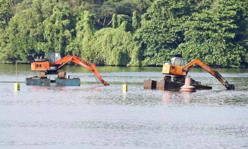 പ്ര​സി​ഡ​ന്റ്സ് ട്രോ​ഫി വ​ള്ളം​ക​ളി​ക്കാ​യി അ​ഷ്ട​മു​ടി കാ​യ​ലി​ൽ എക്സ്കവേറ്റർ ഉ​പ​യോ​ഗി​ച്ച് ട്രാ​ക്കി​ന്റെ ആ​ഴം കൂ​ട്ടു​ന്നു