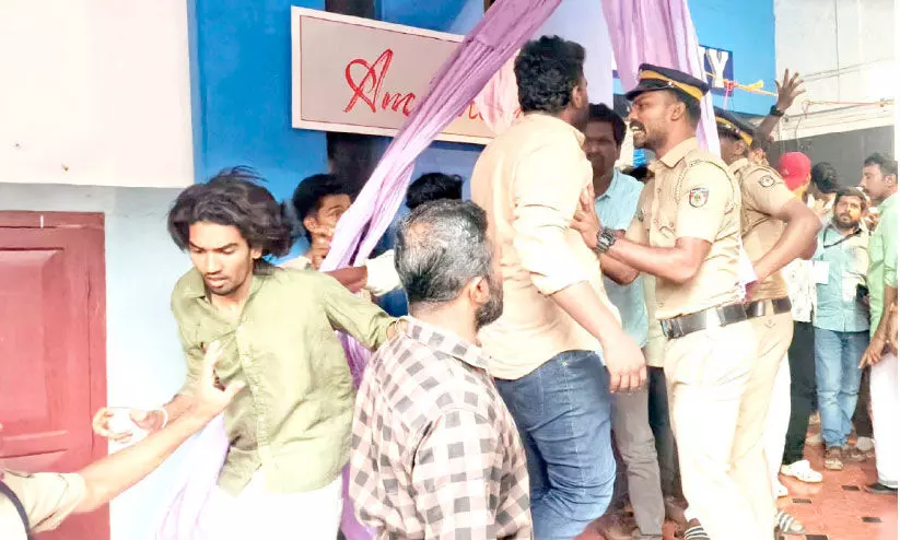 കോൽക്കളിയിൽ മസിൽപവർ; വേദി കൈയേറി മത്സരാർഥികൾ കോൽക്കളിയിൽ മസിൽപവർ; വേദി കൈയേറി മത്സരാർഥികൾ