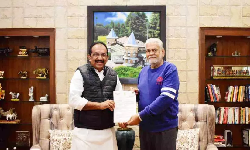 മത്സ്യ ബന്ധനമേഖലയിലെ വികസന ആവശ്യങ്ങൾ അടങ്ങിയ നിവേദനം ബെന്നി ബഹനാൻ എം.പി കേന്ദ്ര മന്ത്രി പർഷോത്തം രൂപാലക്ക് കൈമാറുന്നു മത്സ്യ ബന്ധനമേഖലയിലെ വികസന ആവശ്യങ്ങൾ അടങ്ങിയ നിവേദനം ബെന്നി ബഹനാൻ എം.പി കേന്ദ്ര മന്ത്രി പർഷോത്തം രൂപാലക്ക് കൈമാറുന്നു