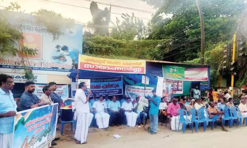 എ​ലി​വേ​റ്റ​ഡ് ഹൈ​വേ സ​മ​ര​ത്തി​ന് പി​ന്തു​ണ പ്ര​ഖ്യാ​പി​ച്ച് ഡി.​സി.​സി ജ​ന​റ​ൽ സെ​ക്ര​ട്ട​റി ടി.​എം. നാ​സ​ർ സം​സാ​രി​ക്കു​ന്നു